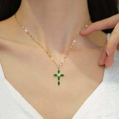 Collar Cruz Zircón Verde